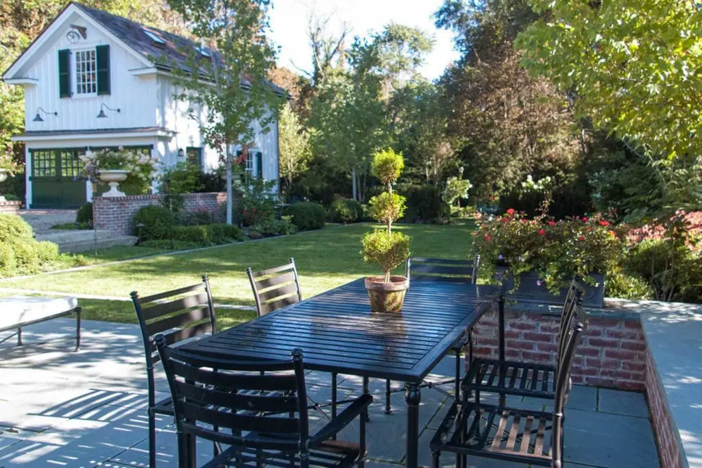 patio dining area on bluestone and brick walls