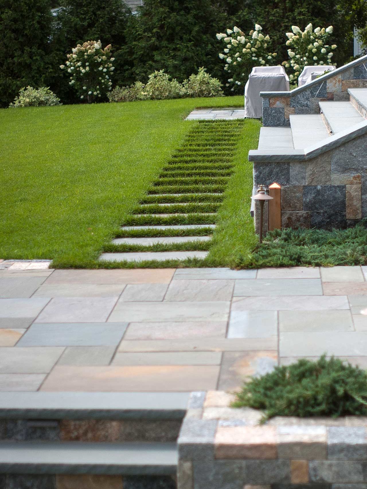 Duxbury, MA - Grainte walls blend perfectly with natural cleft full color bluestone patio surfaces.