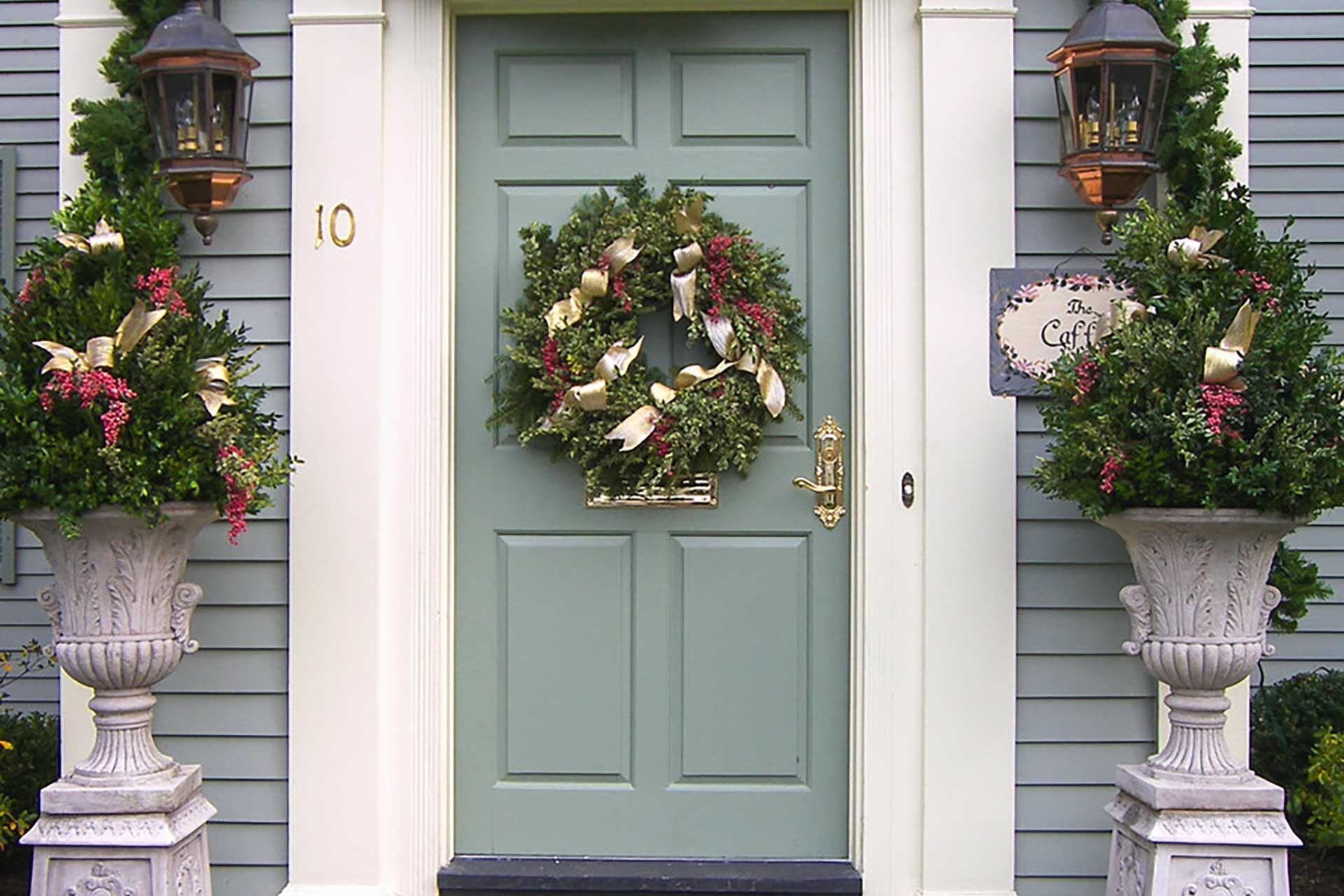 A classic evergreen wreath anchors the holiday entry with traditional texture, symmetry, and understated charm.